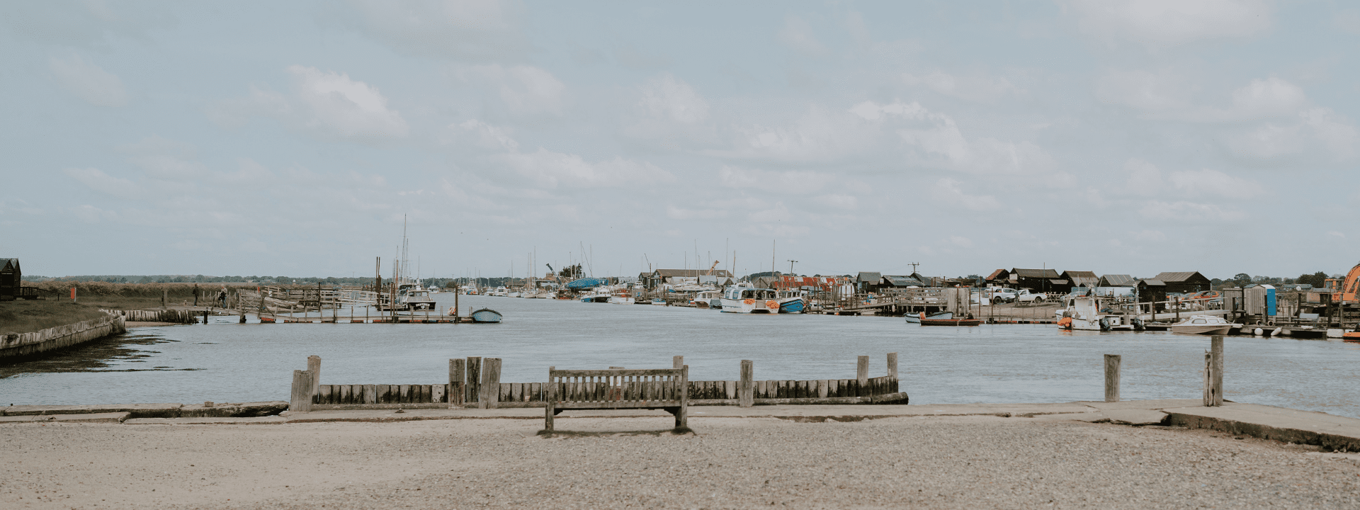 A picture of Wallberswick town by the lake. 